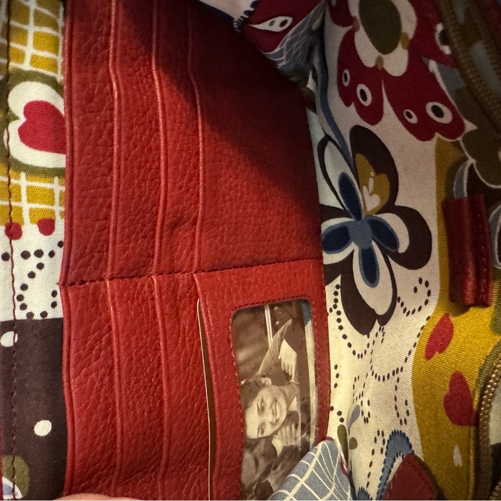 Right on Red cross body. - Picture 2 of 8